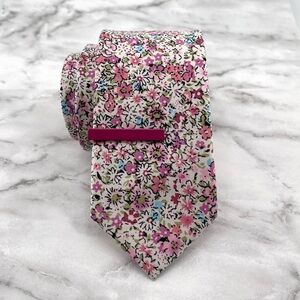 Men’s White Ditsy Floral Slim Necktie & Magenta Tie Bar Accessory Set